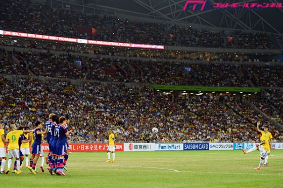 日本対ブラジル戦が行われたシンガポールのスタジアム。ピッチ状態改善のため人工芝導入へ