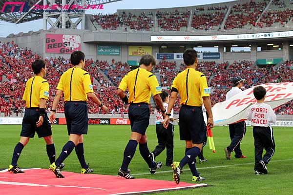 オーストラリアの主審がj1の2試合を担当 日本と異なるジャッジの基準に注目 フットボールチャンネル