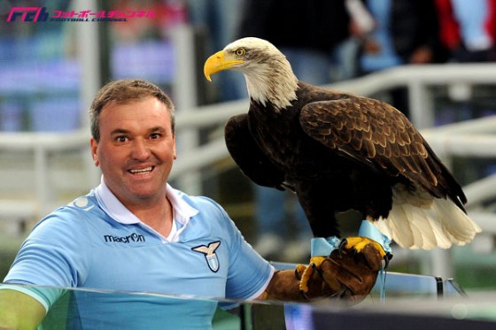 ラツィオ マスコットの鷲がカラスに襲われていた フットボールチャンネル