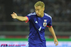 「岳には高い要求を」。苦い経験を糧に“風通しの良い代表”を築いた本田。若手とともに自らも成長