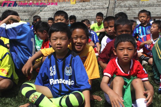 【写真で見る】Jリーグがブータンの子供たちにユニフォームを寄付