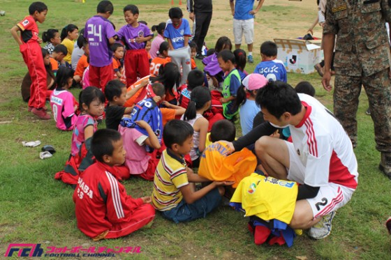 【写真で見る】Jリーグがブータンの子供たちにユニフォームを寄付