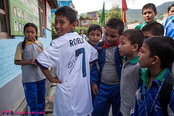C ロナウド ネパール地震で被災した少年にサイン入りユニフォームを贈る フットボールチャンネル