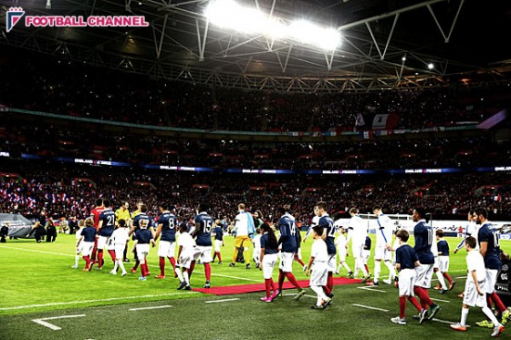 イングランド対フランスで9万人が仏国歌マルセイエーズを合唱。連帯感を示す