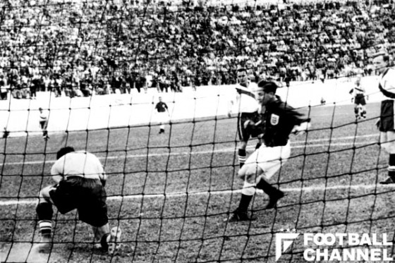   1950年W杯イングランド対アメリカ戦。監督でないドルリーにメンバーを決められたイングランドは、当時弱小と思われたアメリカに敗れた