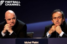 FIFA会長選に勝利したインファンティーノ氏（左）とプラティニUEFA会長（右）