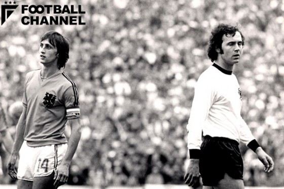 1974年W杯決勝、オランダ－西ドイツ戦でのクライフ（左）とベッケンバウアー（右）