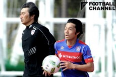 中島翔哉（右）は安間貴義監督（左）が率いるFC東京U-23でプレーした