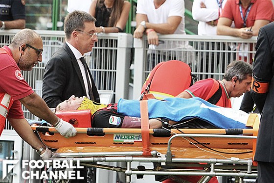 ミランdf 試合中に負傷し完全固定されピッチから退く 頭部外傷の疑いで病院へ フットボールチャンネル