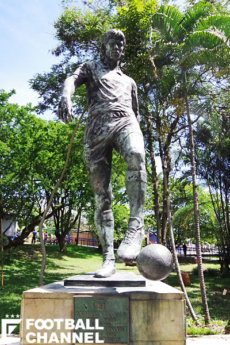 メデジンにあるアンドレス・エスコバルの銅像。2014年6月撮影【写真：北澤豊雄】