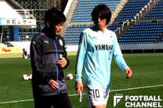 チームキャプテンの上田康太（左）とコミュニケーションをとる中村俊輔（右）