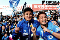 20横浜FCのMF野村直輝（右）。カズに感銘を受けた選手の一人だ