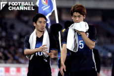試合終了後、大迫（右）と話し合う香川（左）