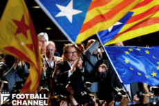 カタルーニャ自治州のアルトゥール・マス前首班（中央）。欧州旗とともに、エステラデス（カタルーニャ独立のシンボル旗群）もはためく