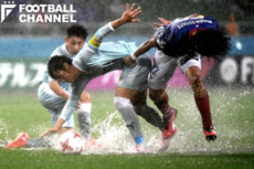 試合終了間際は豪雨でボールがなかなか転がらない状況であった