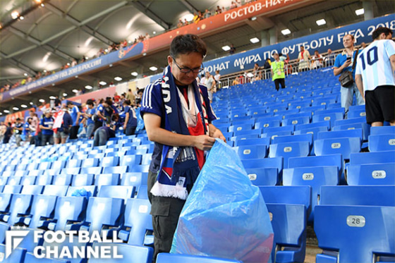 日本代表 セネガルサポーターが Fifaファン賞 候補に 試合後のゴミ拾いで フットボールチャンネル