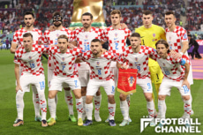 FIFAワールドカップカタール2022、3位決定戦のモロッコ代表で試合開始前にチーム撮影するクロアチア代表