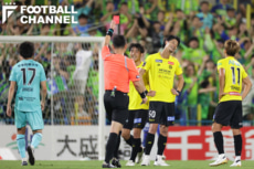 レッドカードを提示された一発退場となる柏レイソルDF立田悠悟