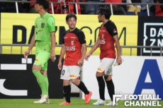 興梠慎三と話す中島翔哉