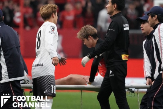 負傷退場する伊藤敦樹
