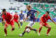 日本代表でプレーする中村敬斗