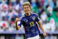 日本代表でプレーする中村敬斗