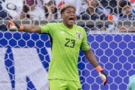 日本代表でプレーするGK鈴木彩艶