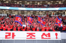 国立競技場に詰めかけた北朝鮮代表サポーター