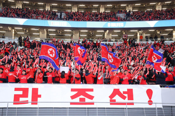 国立競技場に詰めかけた北朝鮮代表サポーター