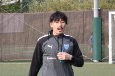 横浜FCサッカースクールで指導する松井大輔