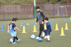 横浜FCサッカースクールで指導する松井大輔