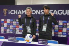 川崎フロンターレ長谷部茂利監督と佐々木旭