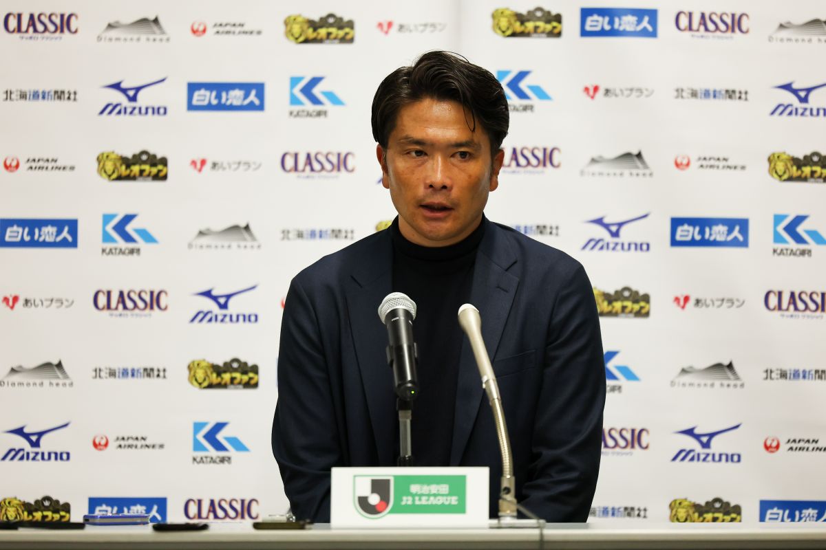 コンサドーレ　岩政大樹監督