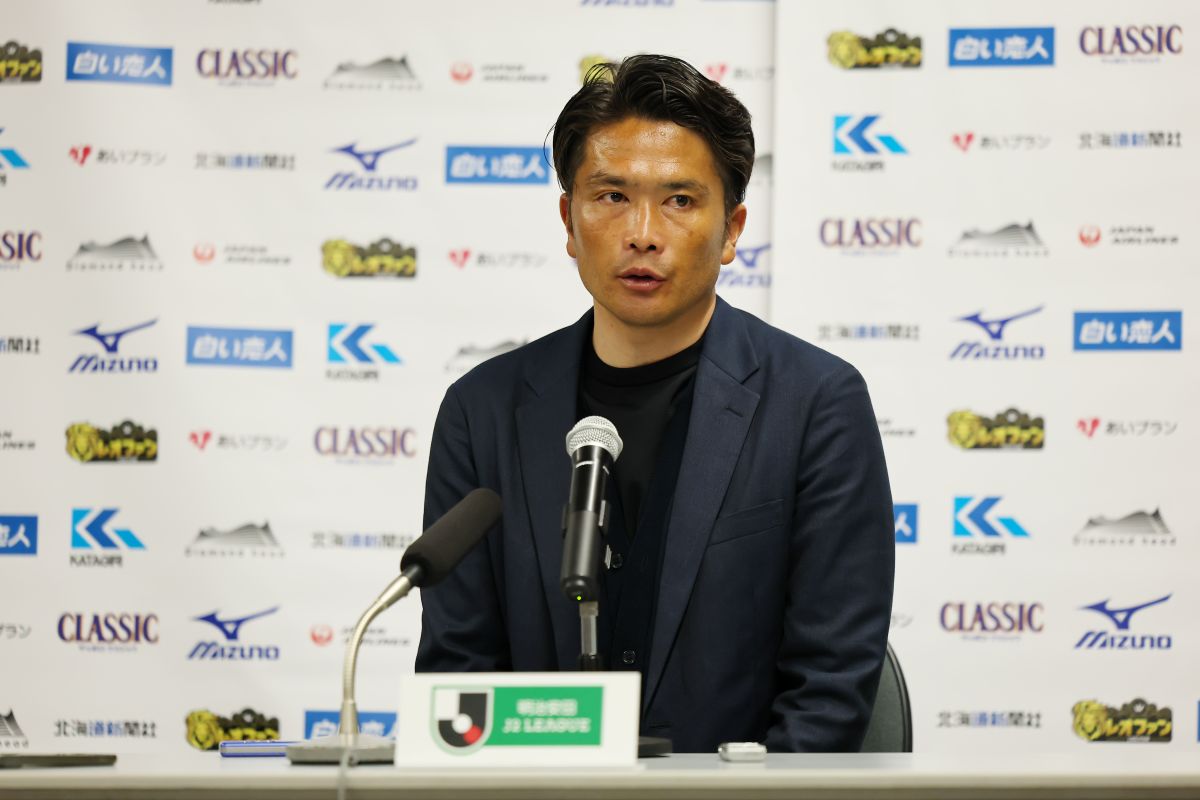 北海道コンサドーレ札幌　岩政大樹監督