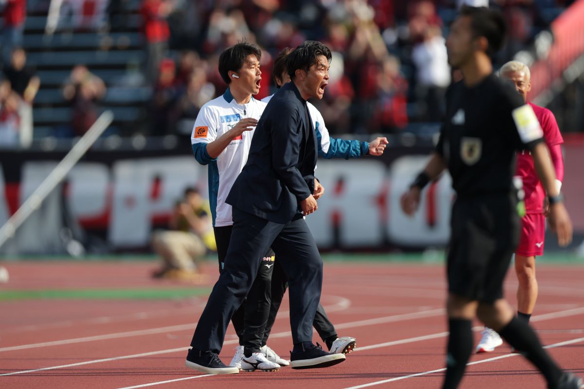 北海道コンサドーレ札幌　岩政大樹監督