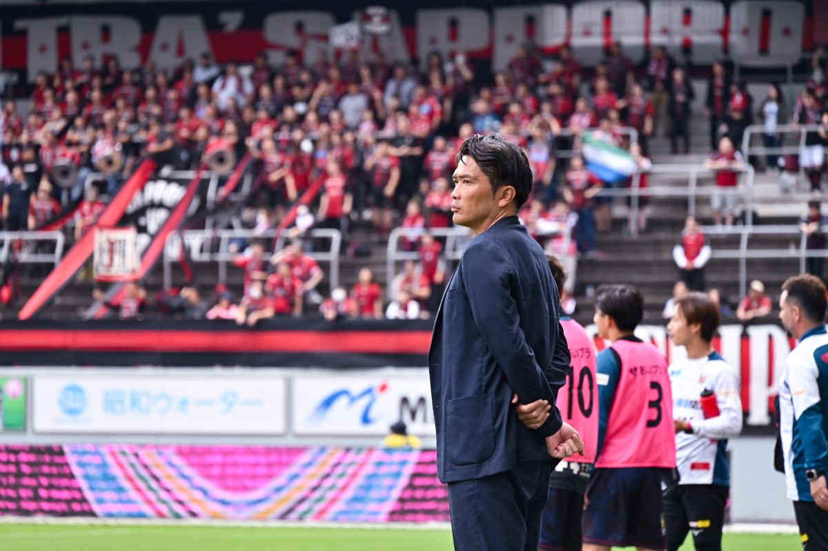 北海道コンサドーレ札幌　岩政大樹監督