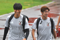 サッカー日本代表DF古賀太陽とMF大関友翔
