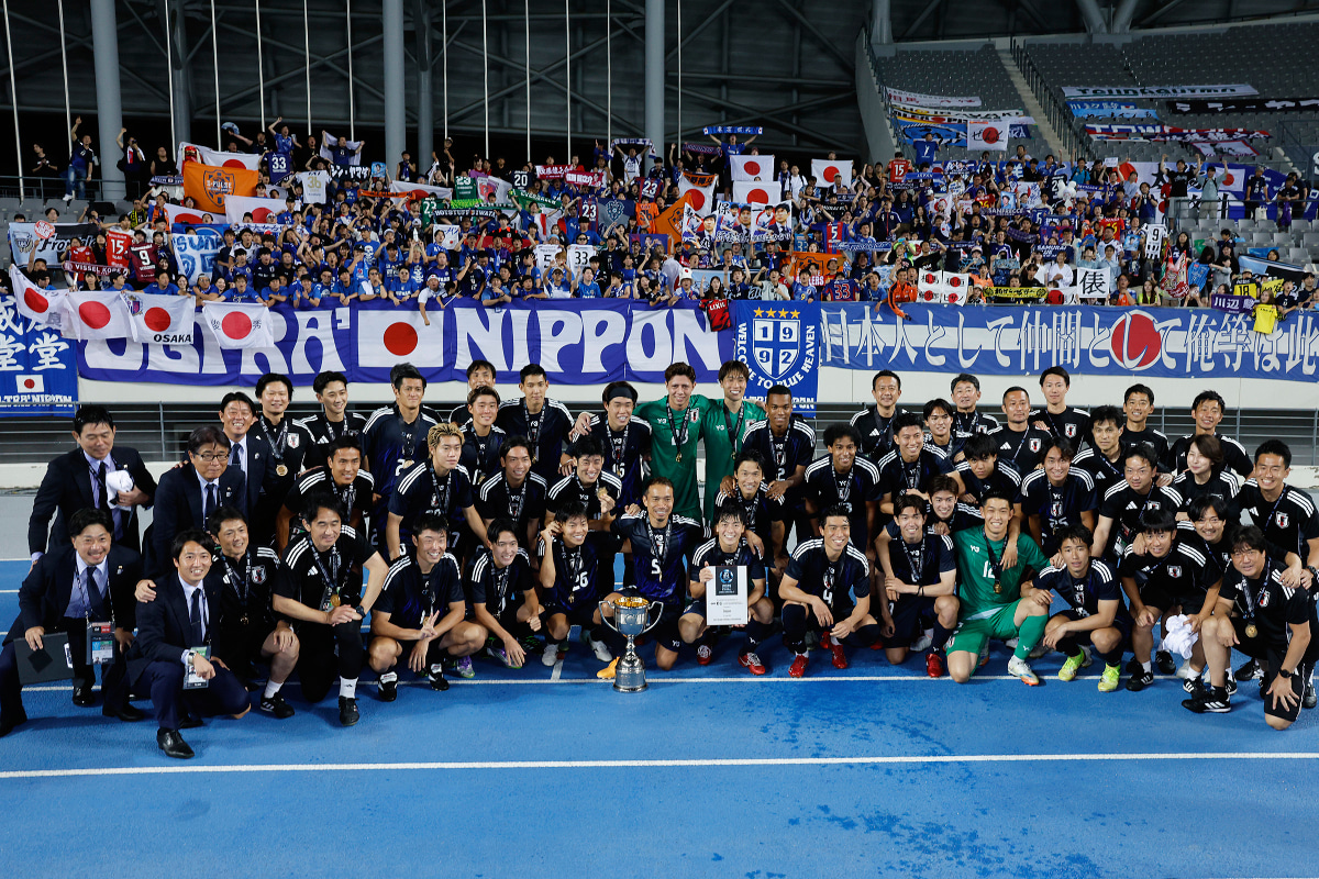 E-1選手権 日本代表 観客の前で写真