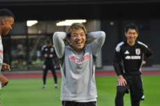 満面の笑みで頭を抱える堂安律