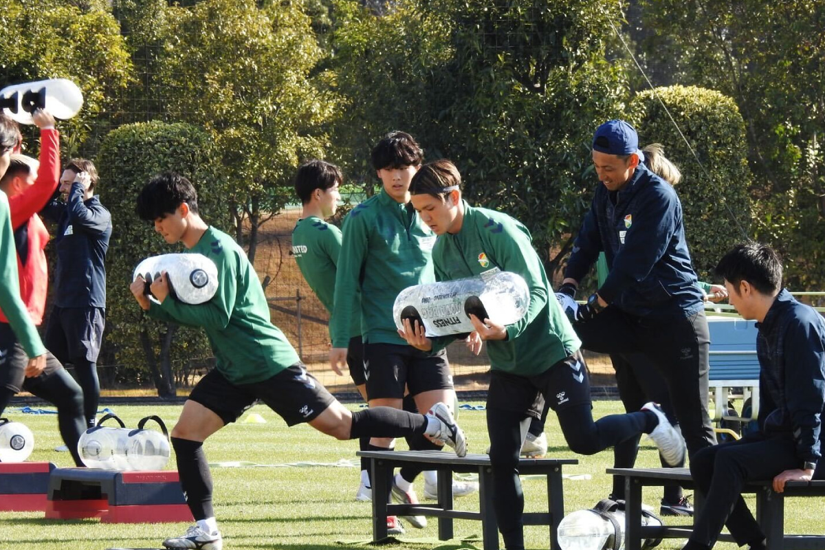 体幹トレーニングをする選手たち