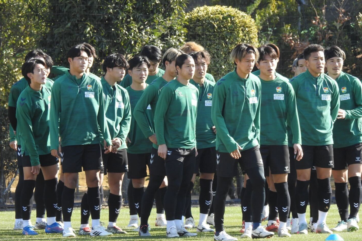 真剣な表情を見せる選手たち