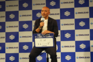 質問に答える小野伸二