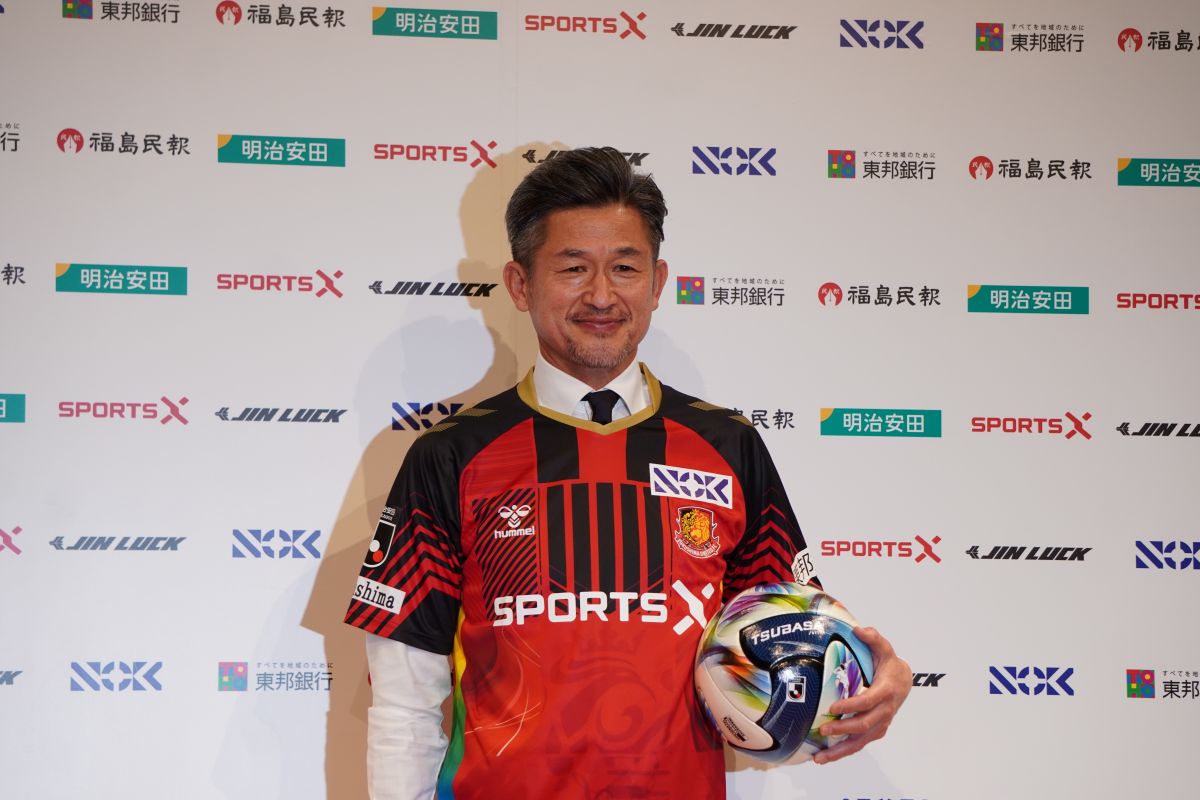 福島ユナイテッドFCの入団会見に臨んだ三浦知良