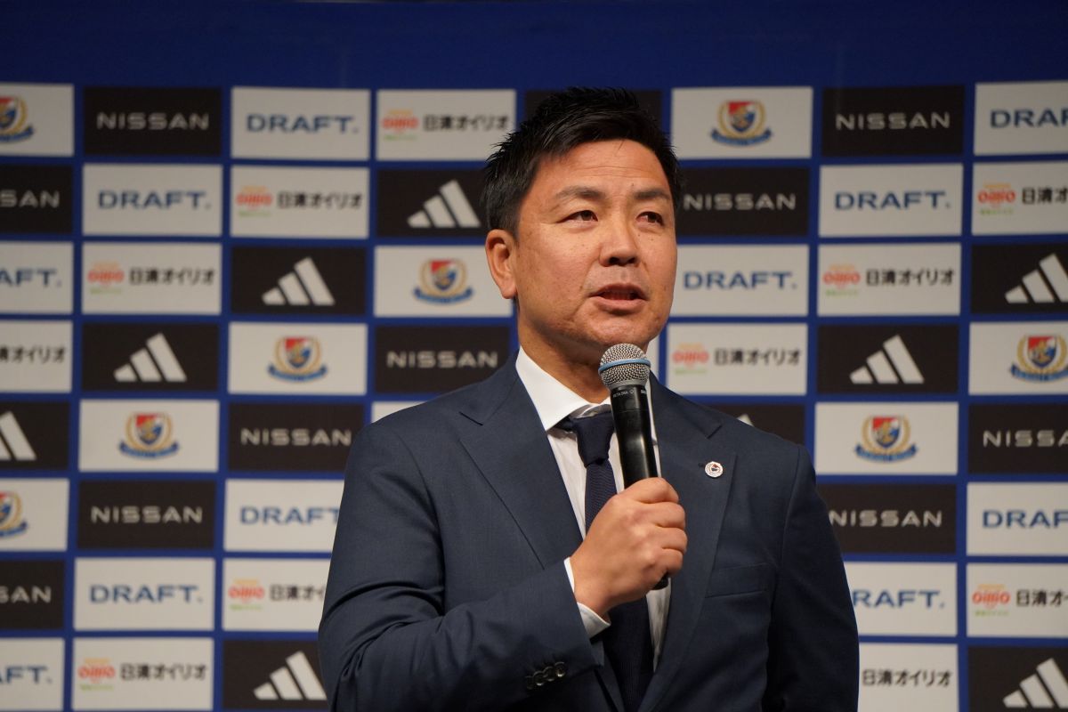 2026新体制発表会で挨拶する横浜F・マリノス 大島秀夫監督