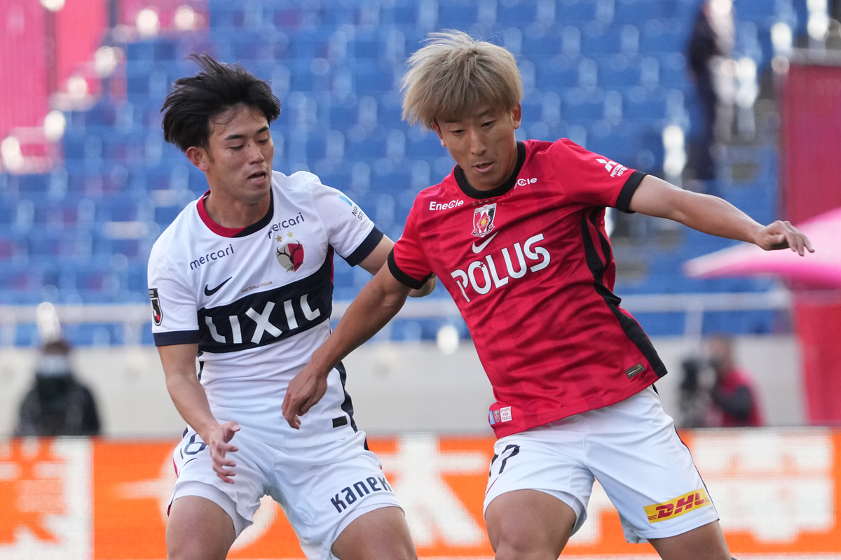 浦和レッズ金子拓郎とマッチアップする鹿島アントラーズ溝口修平