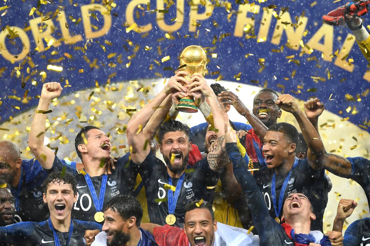 2018年W杯決勝、優勝トロフィーを掲げて祝うフランス代表のオリヴィエ・ジルー