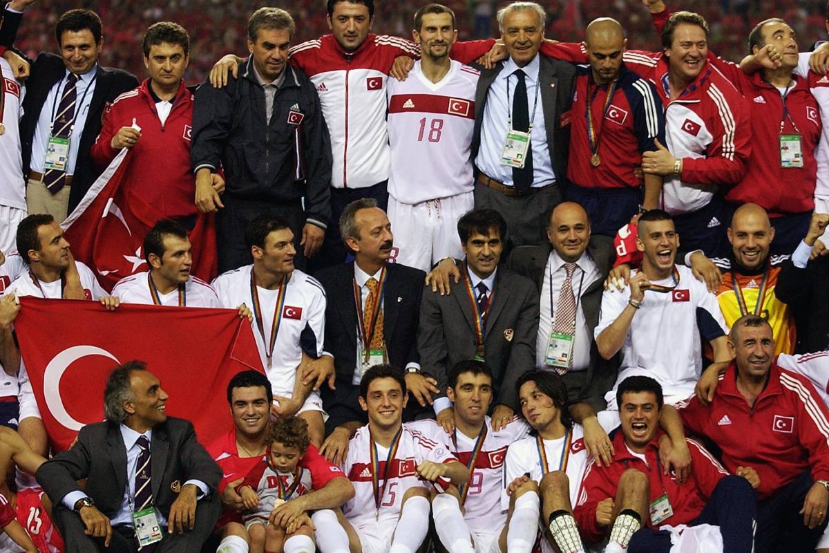 2002年W杯、韓国を下して3位入賞を祝うトルコ代表チーム