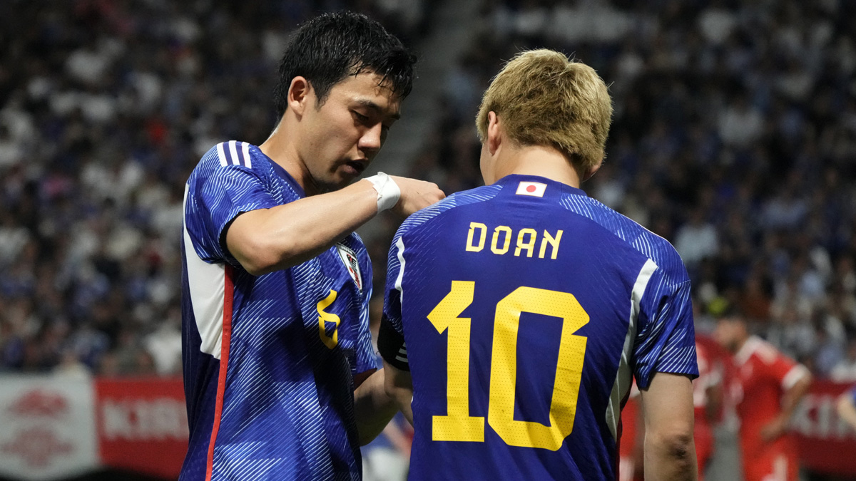 サッカー日本代表の遠藤航と堂安律(2023年6月20日・ペルー戦)