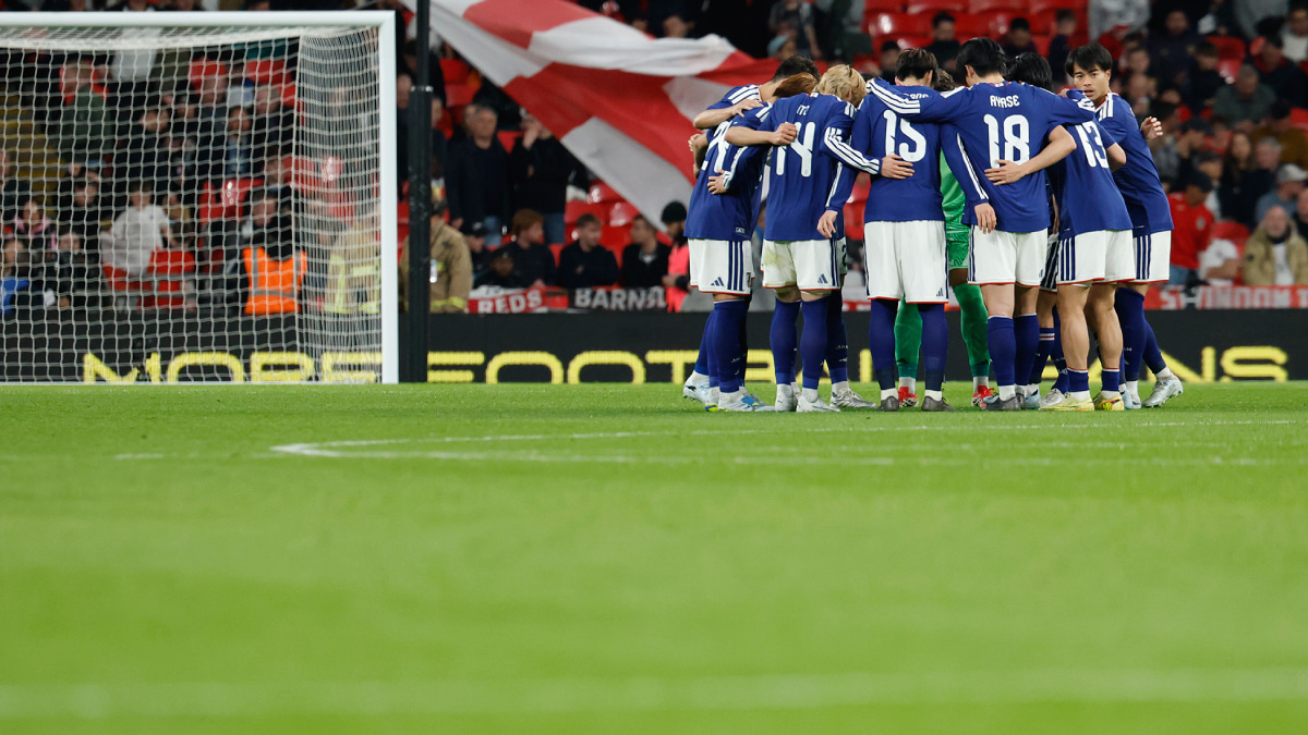 円陣を組むサッカー日本代表