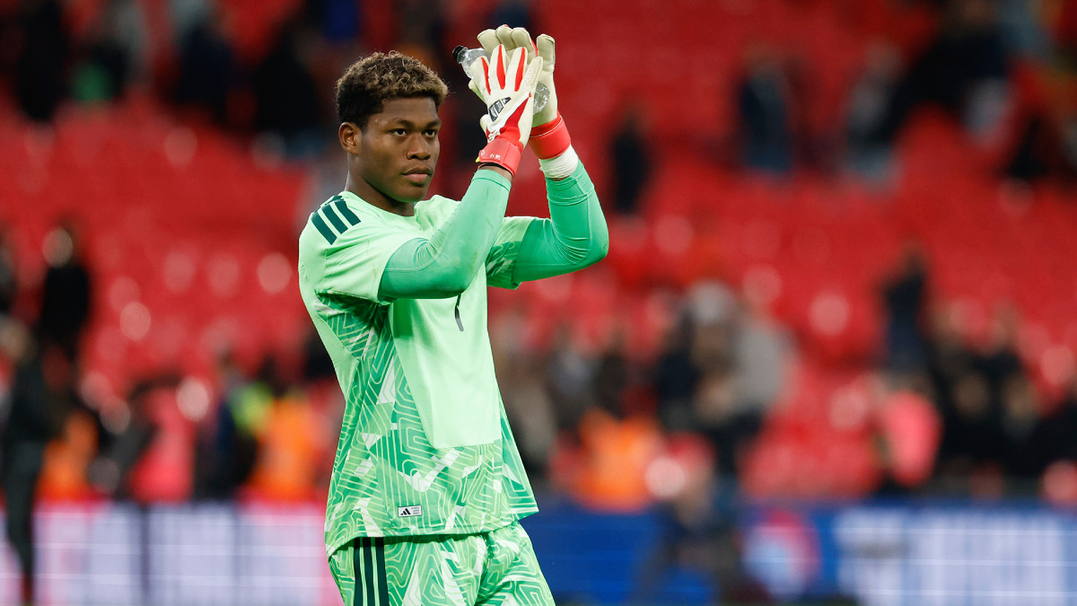 イングランド代表戦のサッカー日本代表 鈴木彩艶